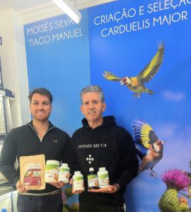 Tiago y Moisés Silva con ejemplares de jilguero mayor