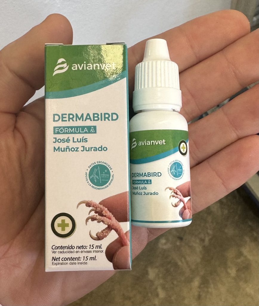 Paso a paso sobre cómo aplicar Dermabird mediante un suave masaje para desprender costras en las patas del ave.