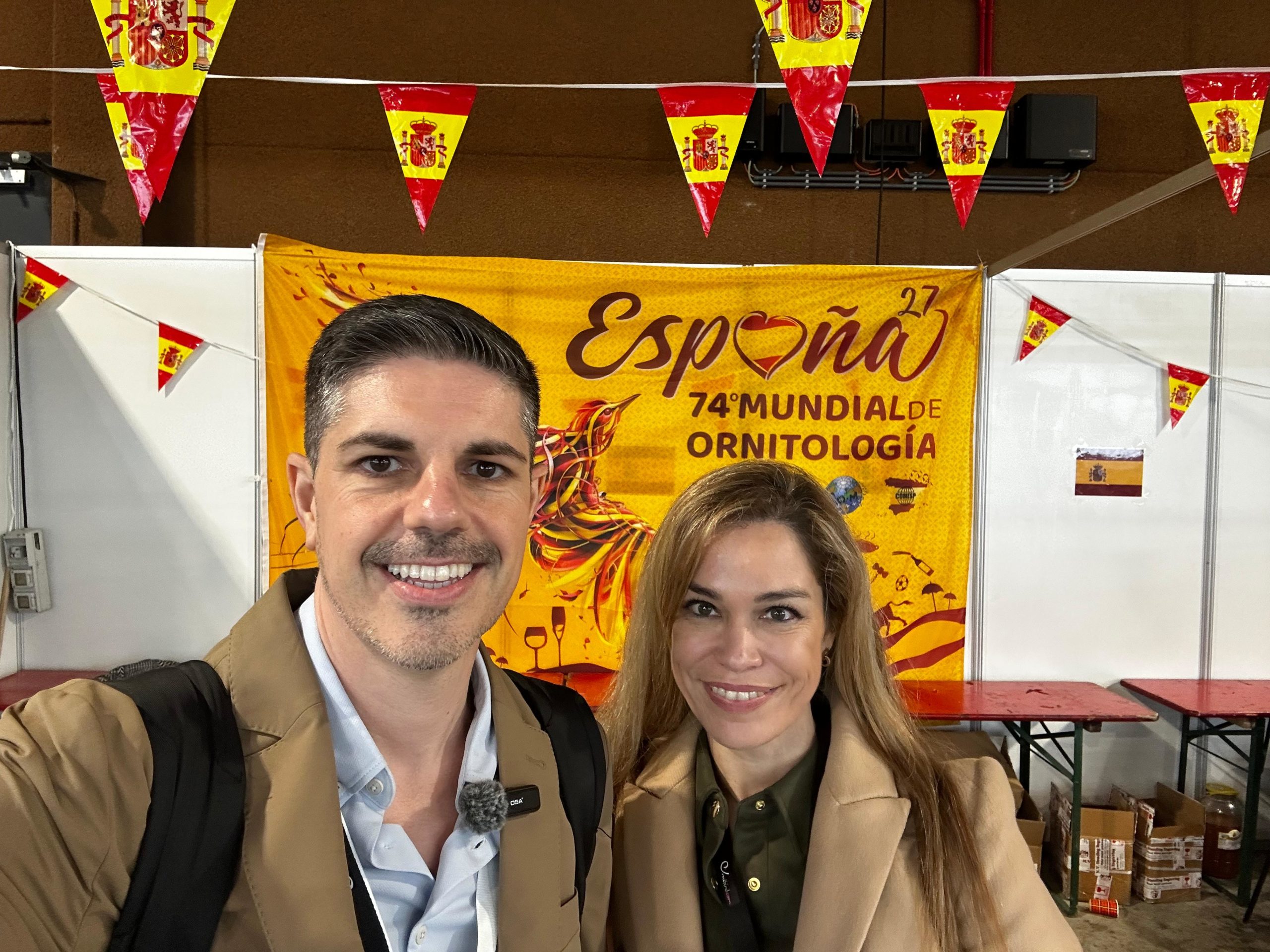 Representación y stand de España en el Mundial de Ornitología C.O.M. 2026 en Bélgica, destacando el éxito de los criadores nacionales.